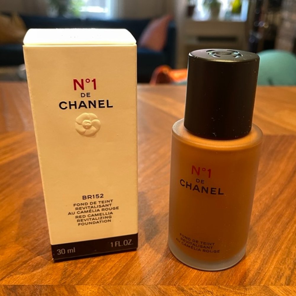 BRAND NEW IN BOX N°1 DE CHANEL REVITALIZING FOUNDATION SHADE BR152
